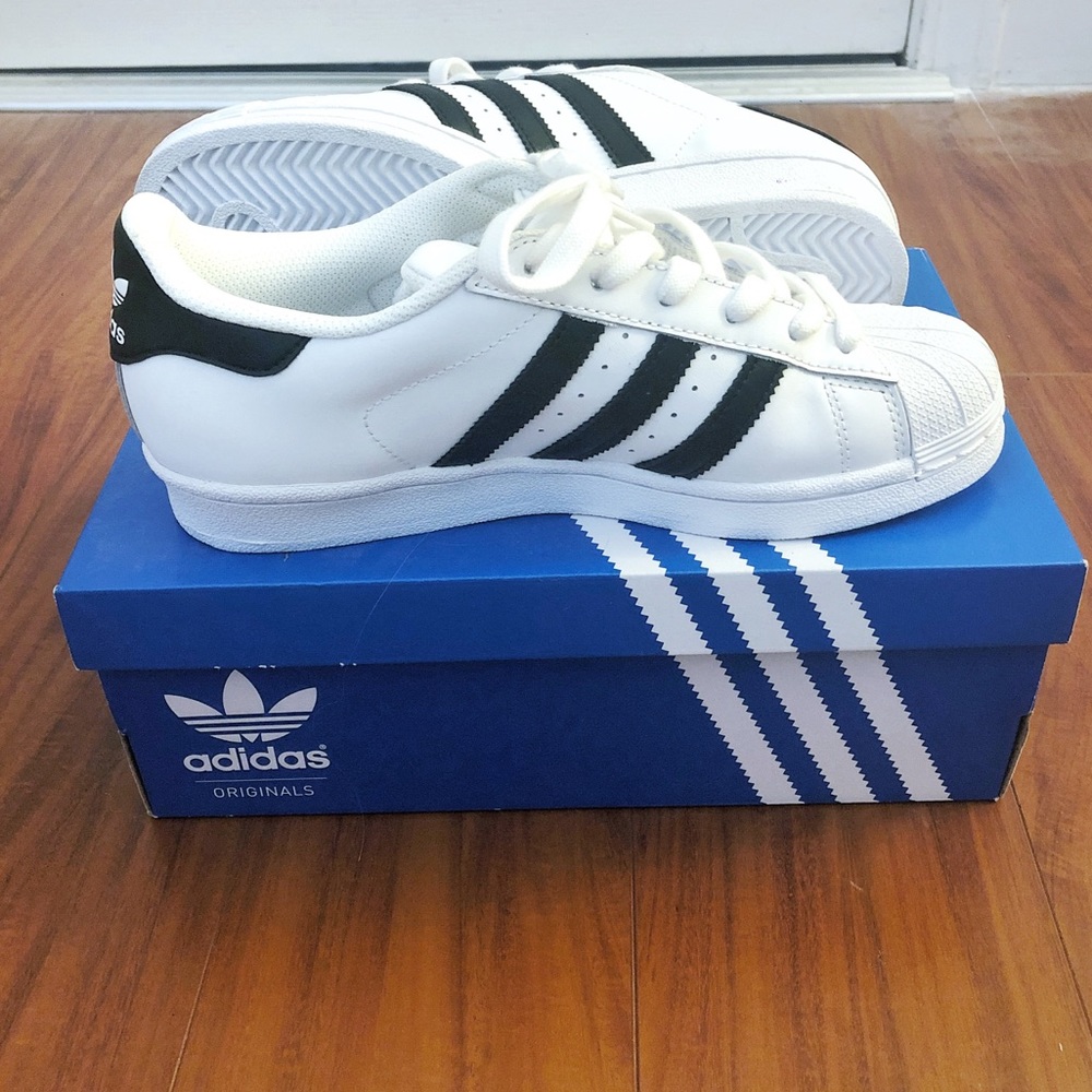 Adidas Superstar Sneakers Sz 5)